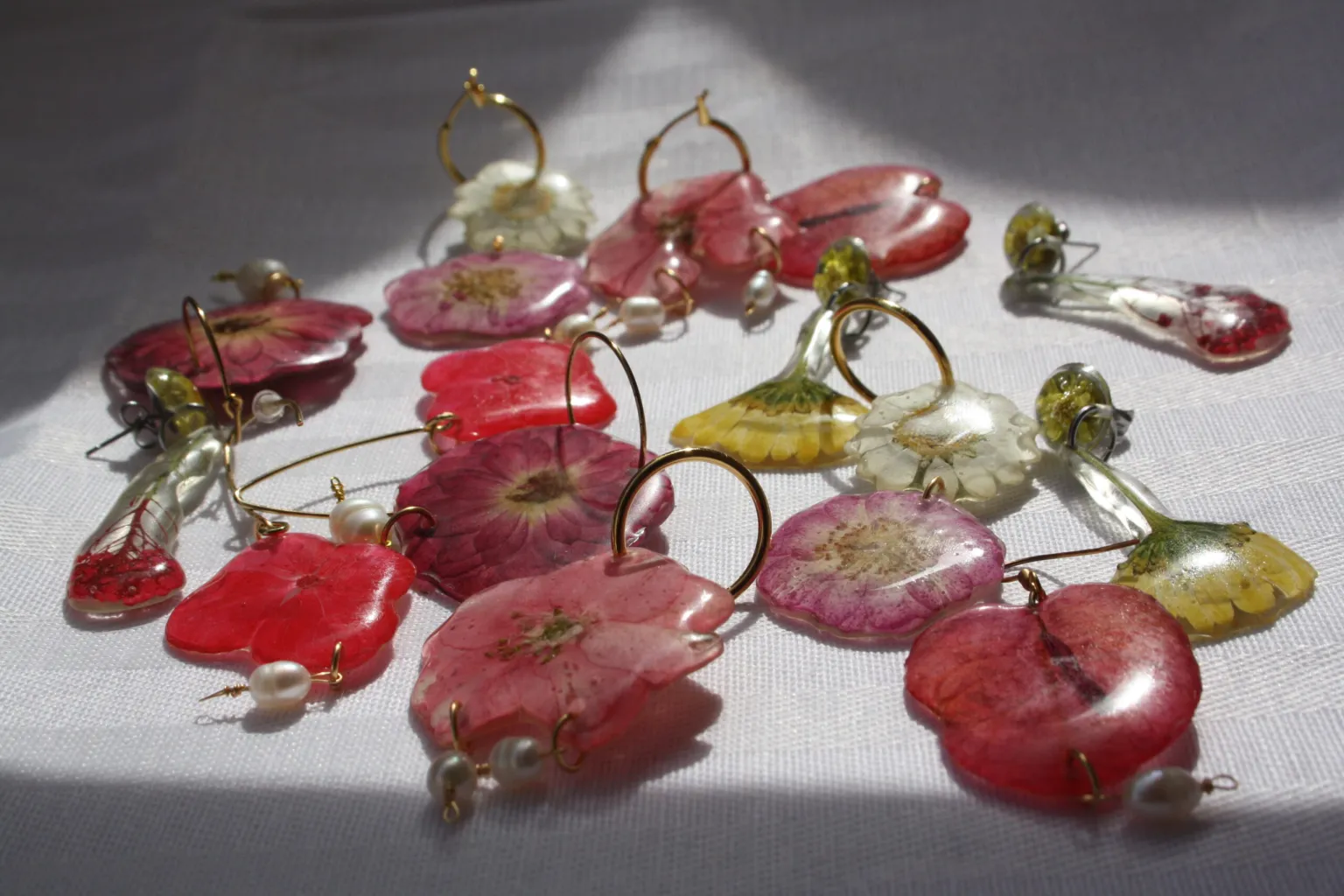 Pendientes artesanales llenos de color