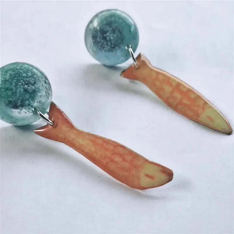 Pendientes de resina con una esfera verde agua con burbujas y un pez naranja colgante, joya artesanal de Historias de Joyas